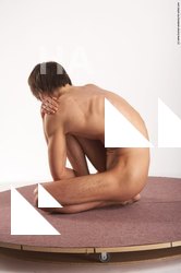 tomasl kneeling 13