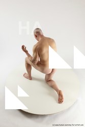 florian kneeling 03a