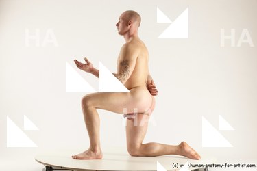 florian kneeling 01b