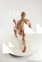 florian kneeling 04a