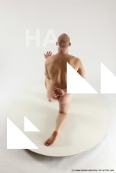 florian kneeling 05a