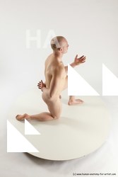 florian kneeling 08a