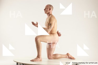 florian kneeling 16b