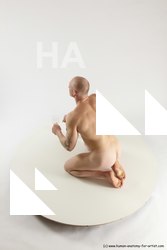 florian kneeling 03a