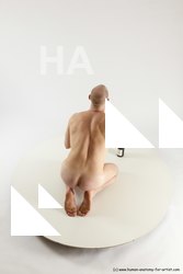 florian kneeling 06a