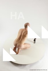 florian kneeling 07a