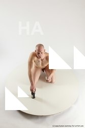 florian kneeling 13a